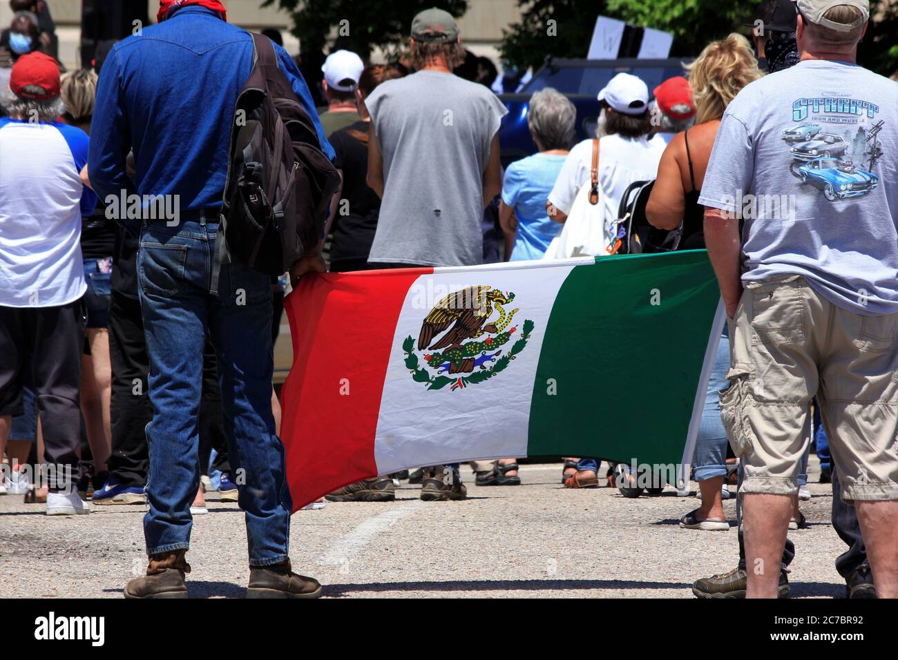 George Floyd protesta a Hutchinson, Kansas USA, con la bandiera messicana alla Corte di giustizia della contea di Reno. Foto Stock