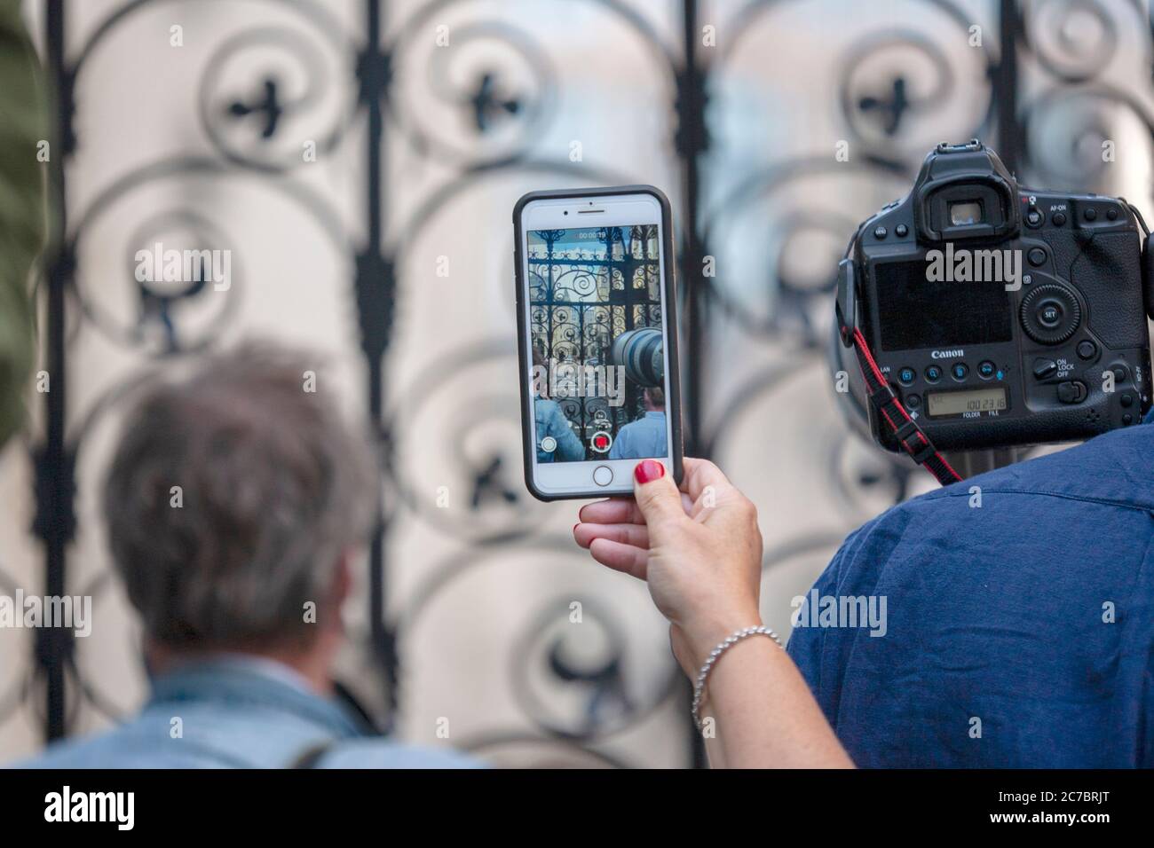 Johnny Depp fan tiene in mano un telefono con fotocamera per filmare l'attore di Hollywood mentre si prepara a lasciare l'alta corte, Londra, Inghilterra Regno Unito Foto Stock