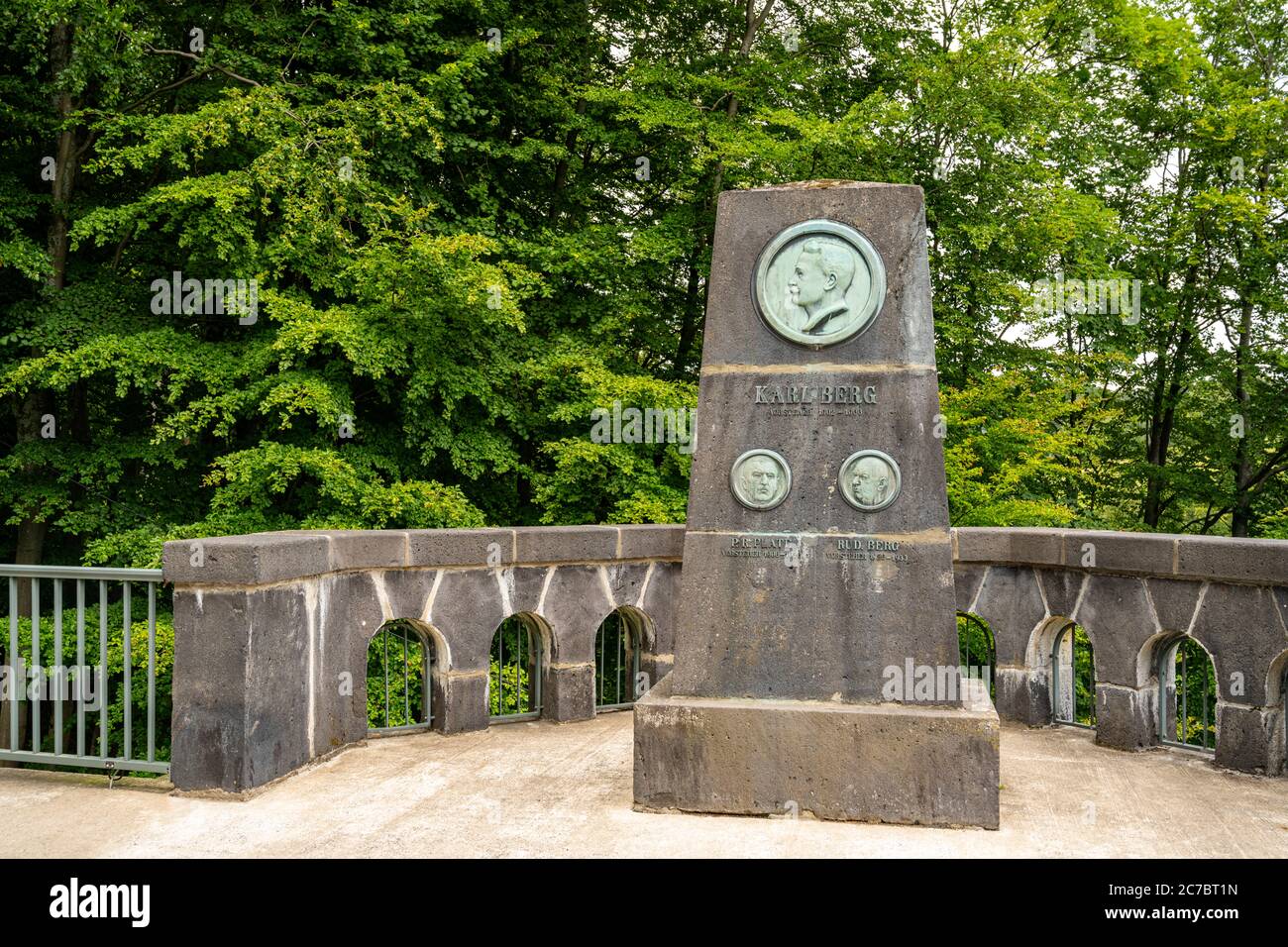 Deutschland, Nordrhein-Westfalen, Märkischer Kreis, Denkmal für die ersten drei „Vorsteher" der Talsperre auf der Staumauer an der Staumauer der Fürwi Foto Stock