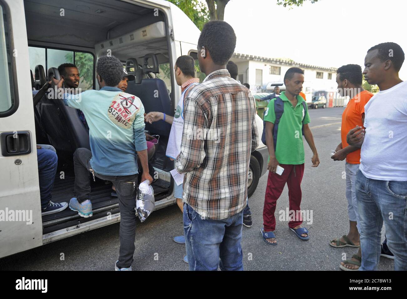 Milano (Italia), centro di smistamento per rifugiati e richiedenti asilo organizzato in via Sammartini, sotto la Stazione Centrale, e affidato alla direzione dell'organizzazione ONG progetto Arca Foto Stock