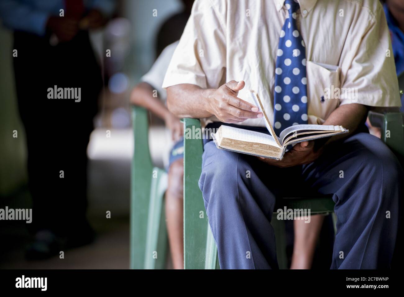 Immagine ravvicinata di un maschio che capovolgesse le pagine della libro con sfondo sfocato Foto Stock