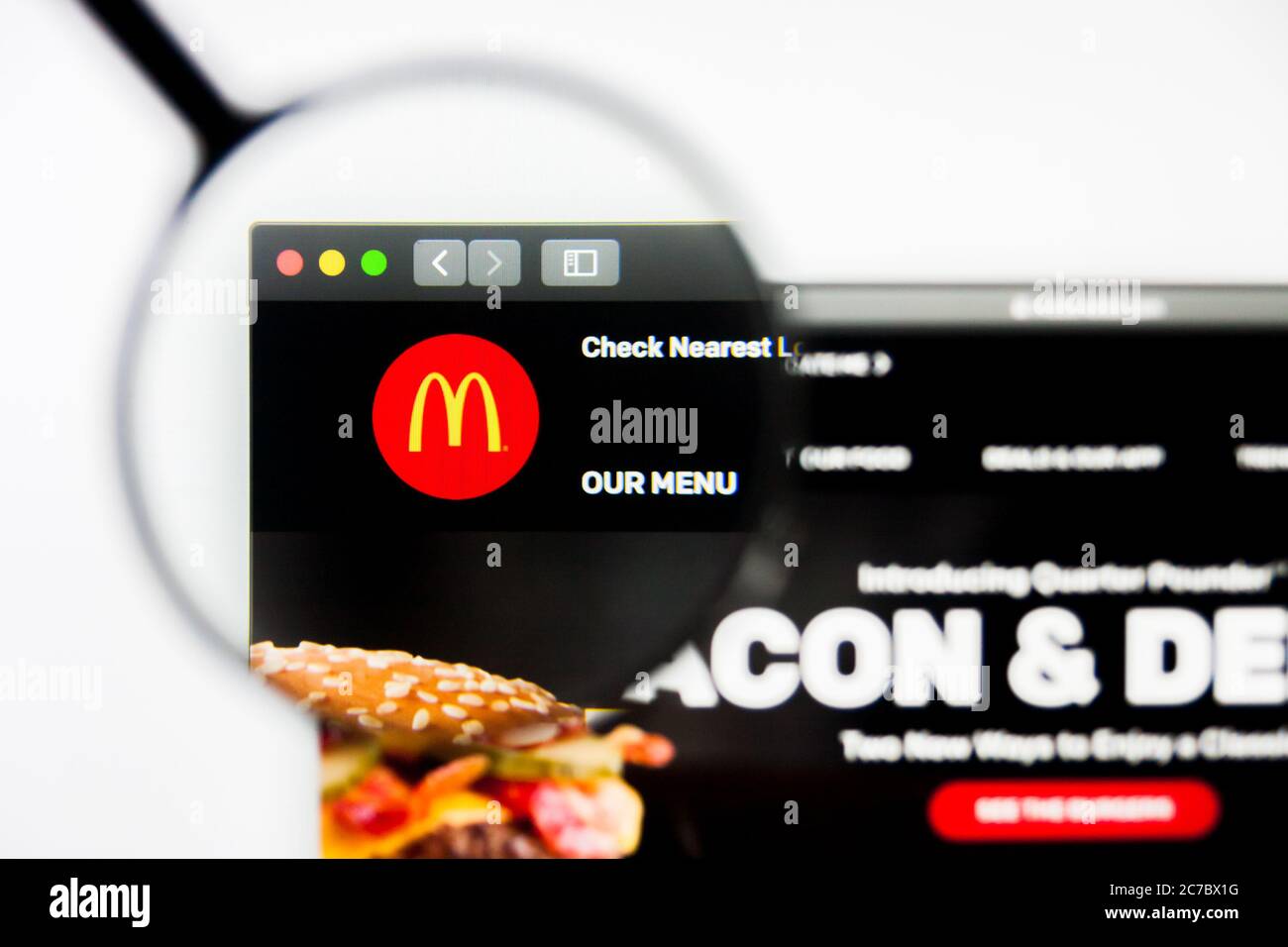 Los Angeles, California, USA - 8 Aprile 2019: Editoriale illustrativo della homepage del sito di McDonalds. Il logo McDonalds è visibile sullo schermo del display. Foto Stock