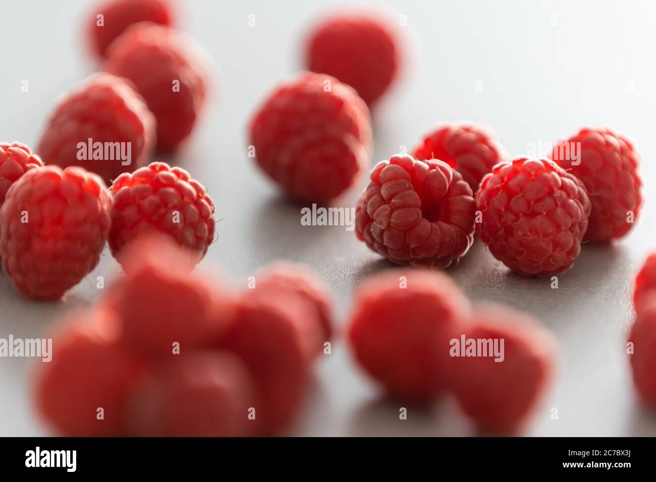 Frutta rossa di lamponi su cioccolato di fondo grigio Foto Stock