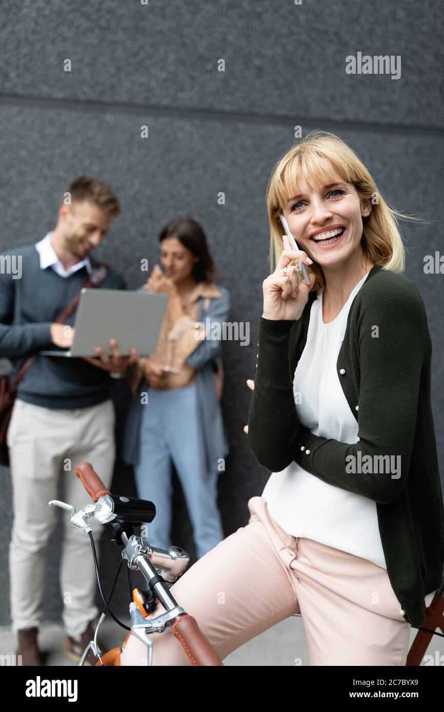 Gruppo di persone aziendali che utilizzano dispositivi elettronici all'aperto Foto Stock