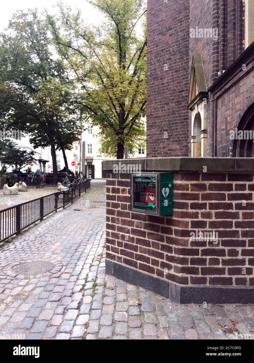 Copenhagen / Danimarca - 10.02.2019: Defibrillatore semiautomatico per avviamento cardiaco finanziato privatamente su un vecchio muro nel centro storico di Copenhagen Foto Stock