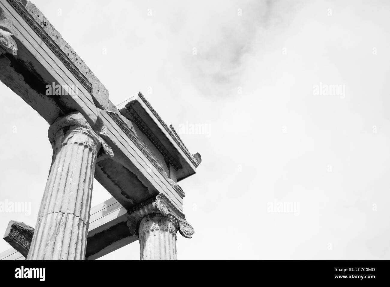 Basso angolo nero e bianco colpo di colonne di un antico tempio ad Atene, Grecia Foto Stock