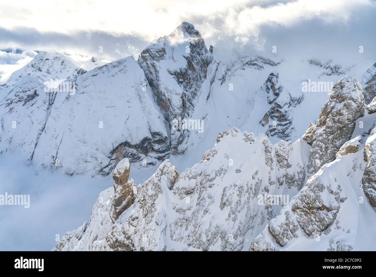 Veduta aerea della Valle Ombretta e della Marmolada ricoperte di neve, Dolomiti, Veneto, Italia Foto Stock