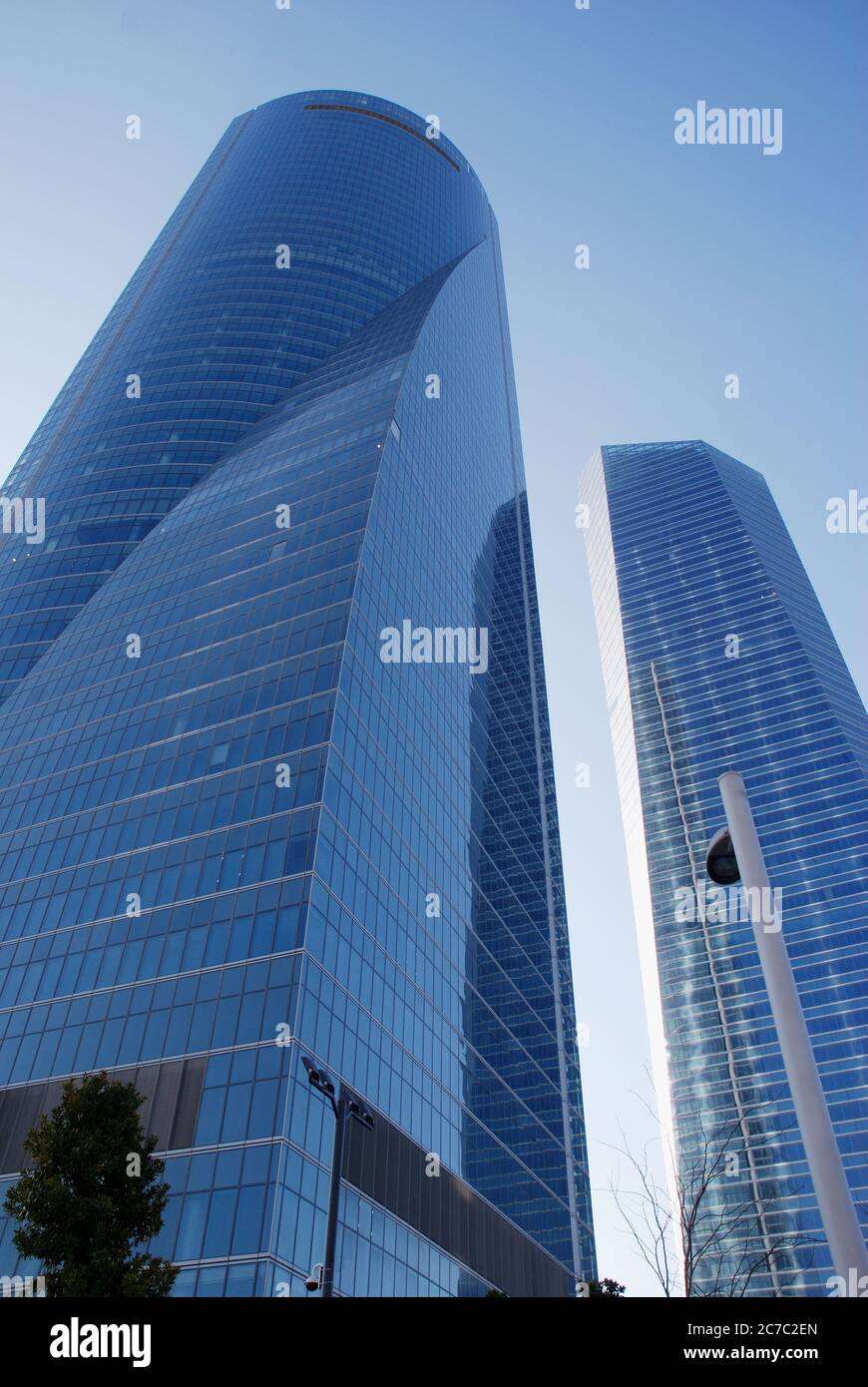 La Torre Espacio e la Torre Cristal si vedevano dal basso. CTBA, Madrid, Spagna. Foto Stock