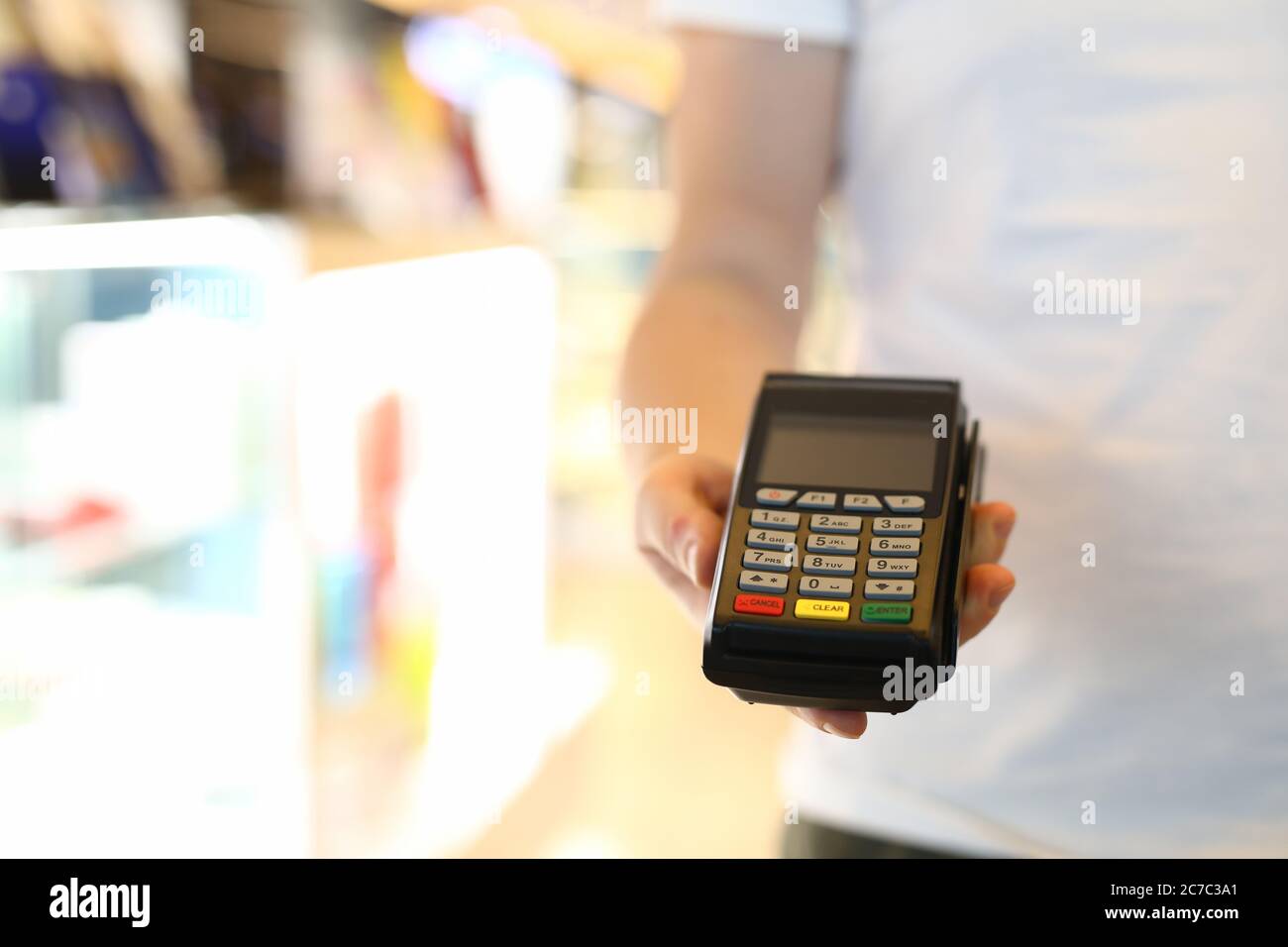 Store worker con dispositivo Foto Stock