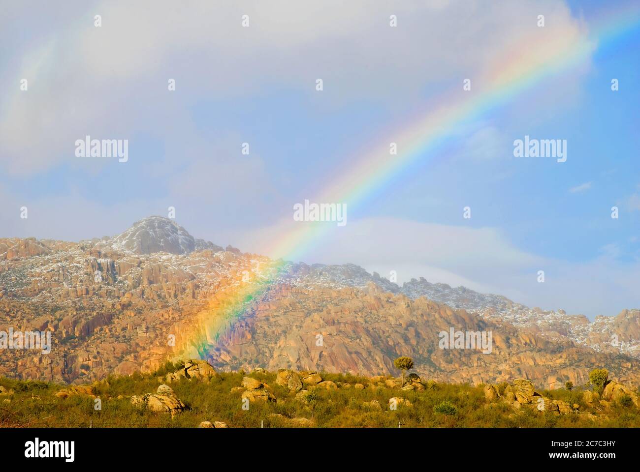 Arcobaleno sulla Pedriza. Riserva Naturale di Cuenca alta del Manzanares, provincia di Madrid, Spagna. Foto Stock