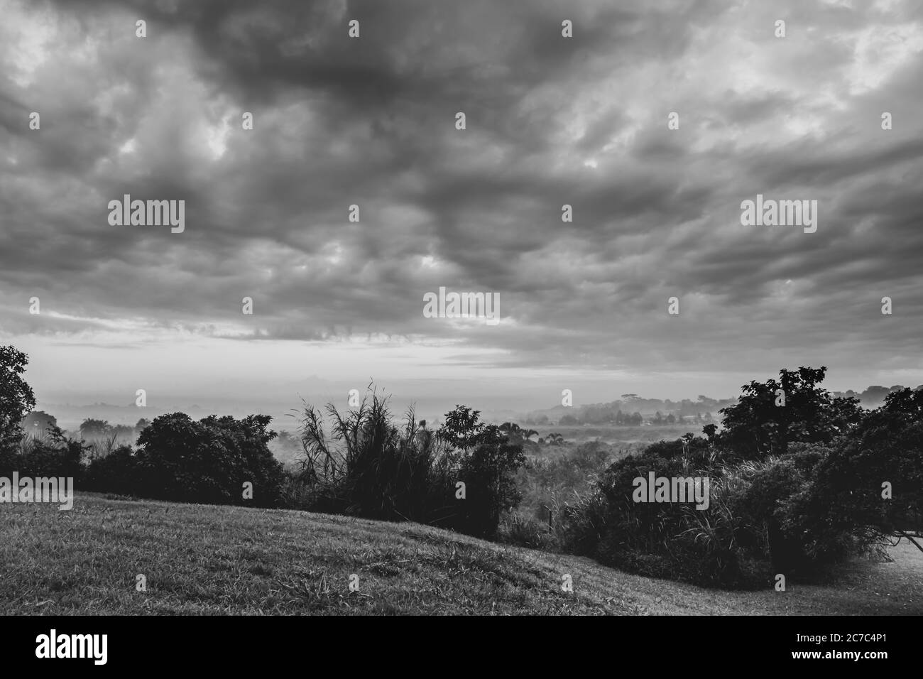 Misty alba vista di una montagna e valle in Kampala, Kampala, Uganda, Africa Foto Stock