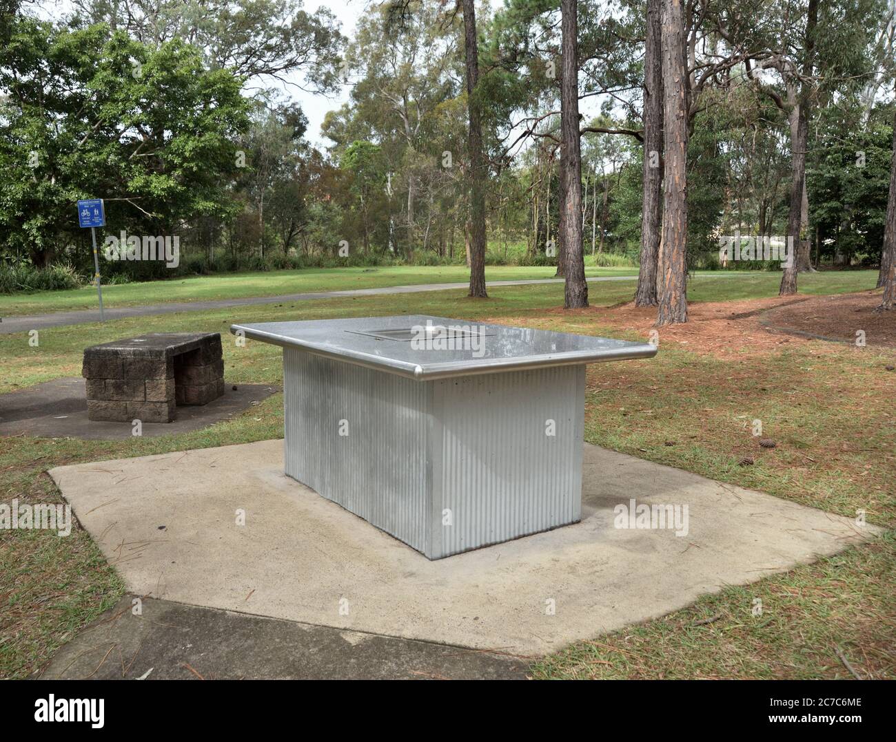 Stazione barbecue nel parco urbano pubblico, Queensland, Australia. Foto Stock