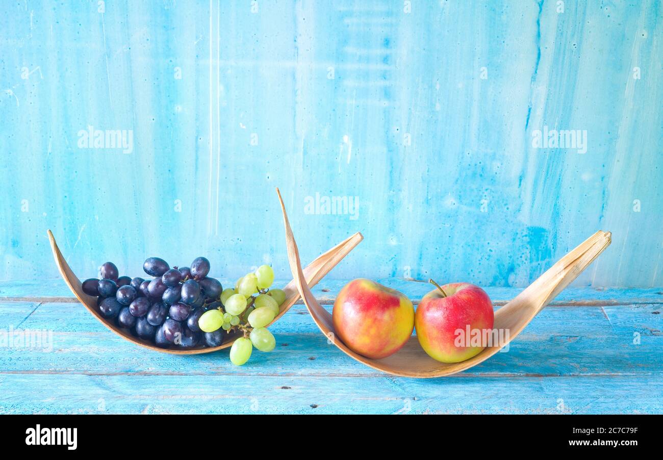 Uva e mele su tavola rustica, dieta, nutrizione sana, concetto di fitness, buono spazio di copia Foto Stock