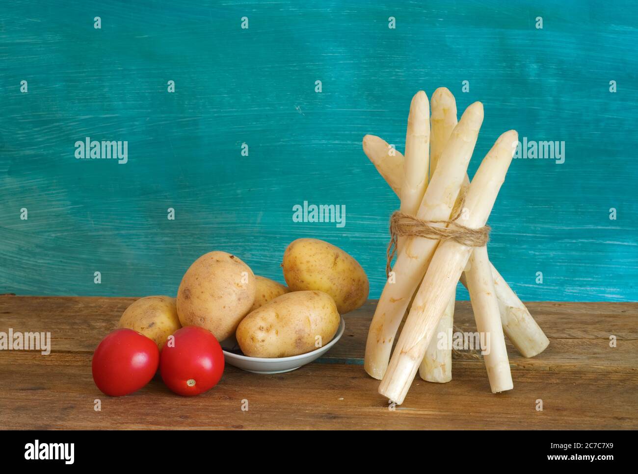 fascio di asparagi bianchi, patate e tomatos, spazio libero per la copia Foto Stock