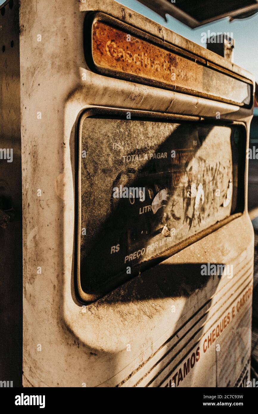 Primo piano di una vecchia pompa a gas arrugginita consumata in Brasile, durante il giorno Foto Stock