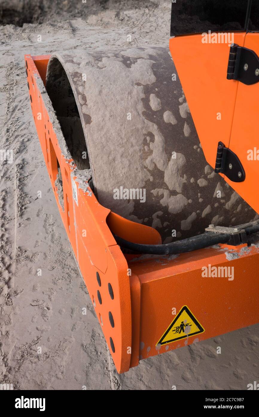 Rullo per la circolazione su strada. Segnale di avvertimento giallo Foto Stock