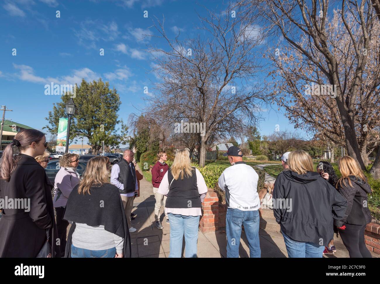 Un tour a piedi del patrimonio culturale nella cittadina regionale del New South Wales di Mudgee condotto da Ned Dickson, uno studente locale delle scuole superiori e attivista del patrimonio Foto Stock