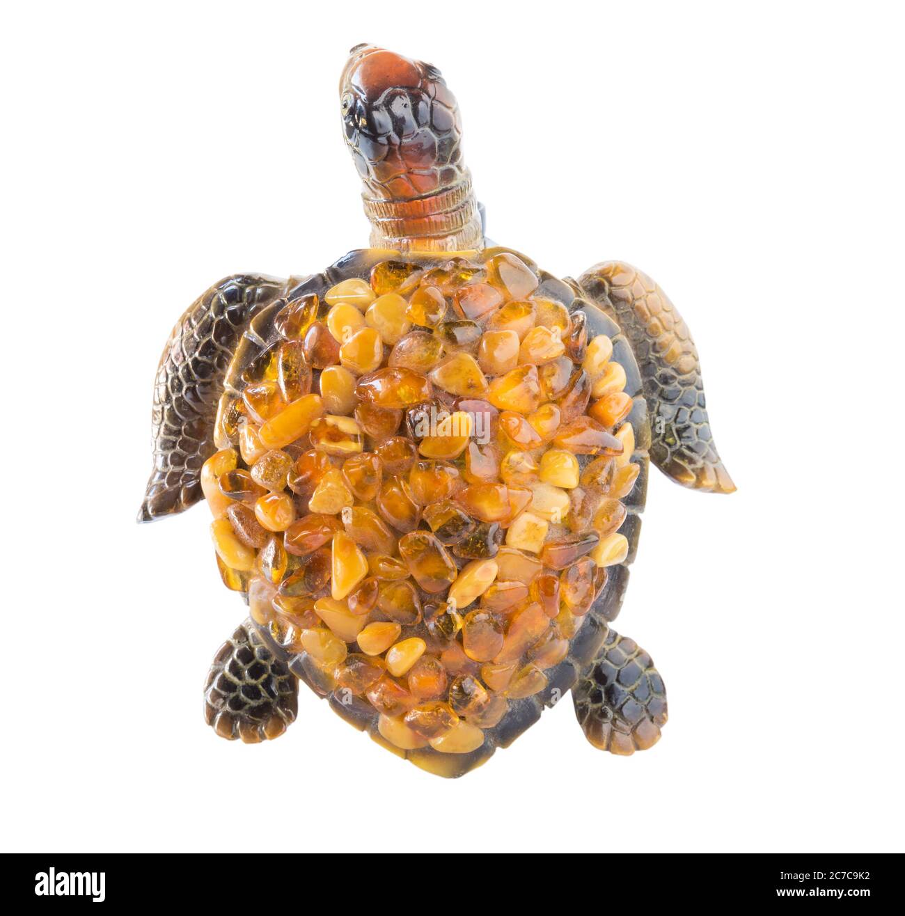 Figura di una tartaruga su sfondo bianco con pietre ambra sulla conchiglia. Vista dall'alto. Foto Stock