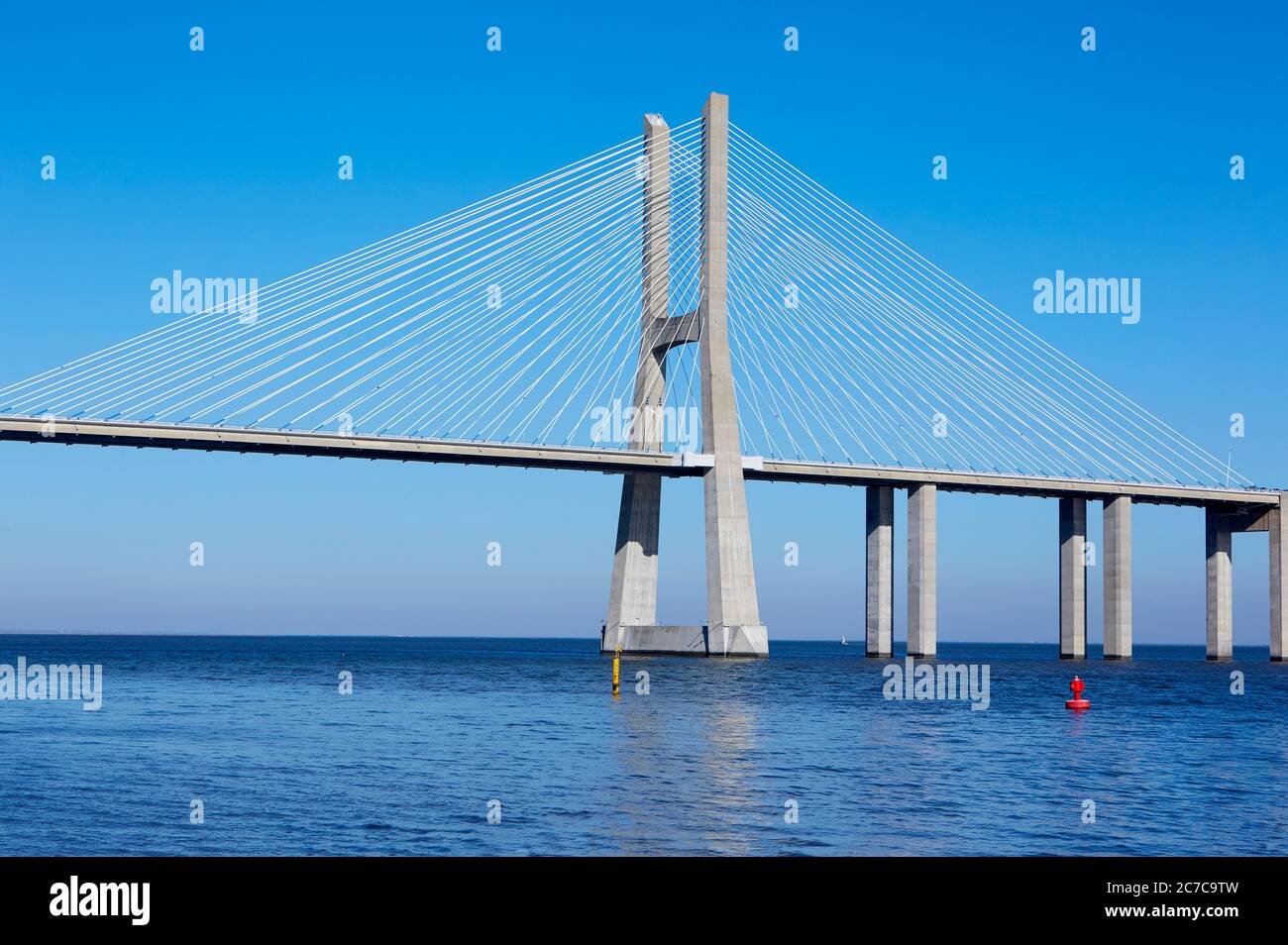 Il ponte Vasco de Gama che attraversa il fiume Tago a Lisbona Foto Stock