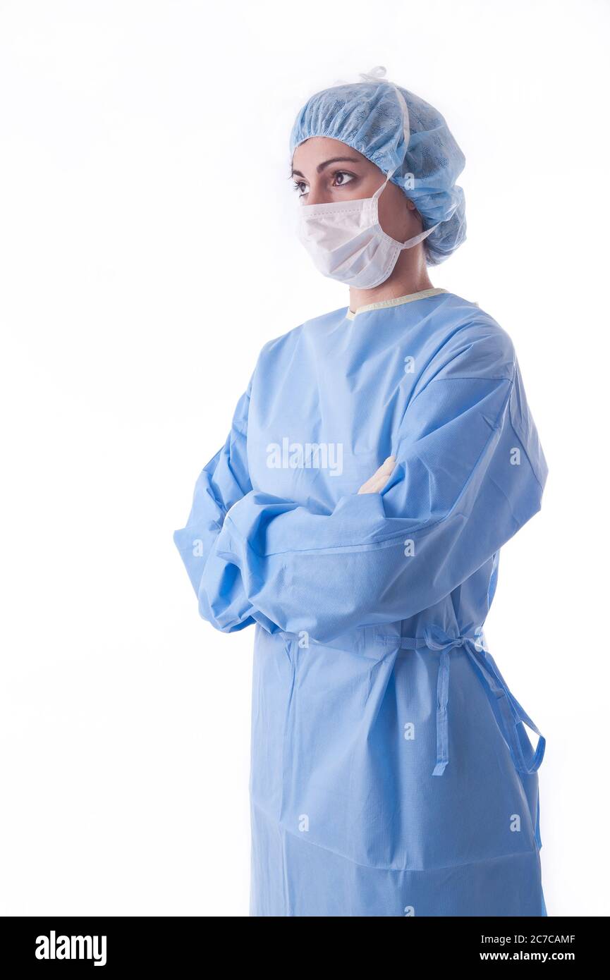 infermiere o chirurgo female sterile con una tuta o un abito blu sterile in attesa nella sala operatoria. Immagine su bianco Foto Stock