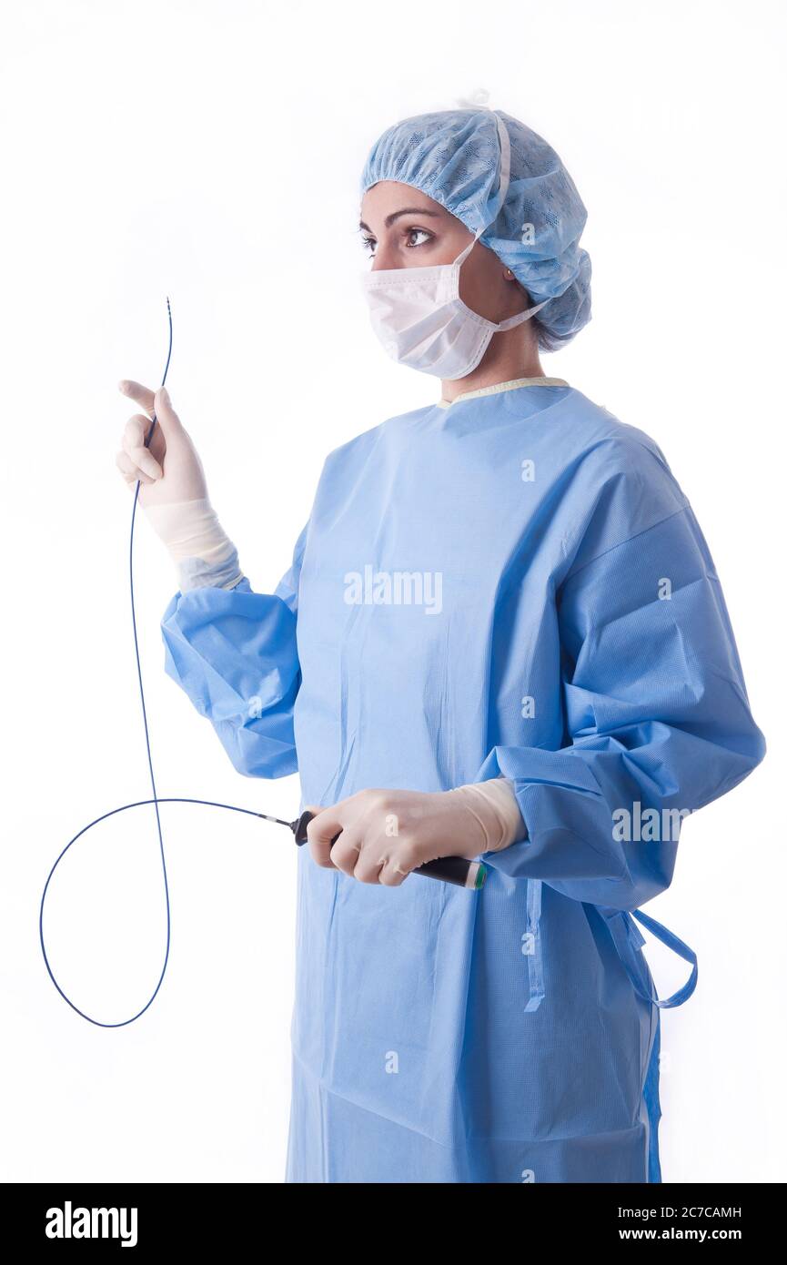Medico o infermiere di sesso femminile che indossa una tuta o un abito  sterile blu che tiene un catetere per l'ablazione per una procedura  cardiaca Foto stock - Alamy