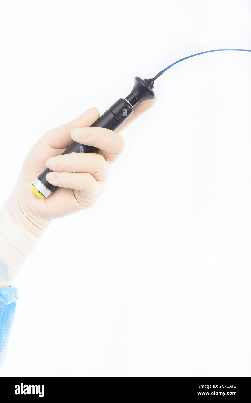 mano di medico femminile che tiene un catetere per ablazione per trattare le aritmie cardiache Foto Stock