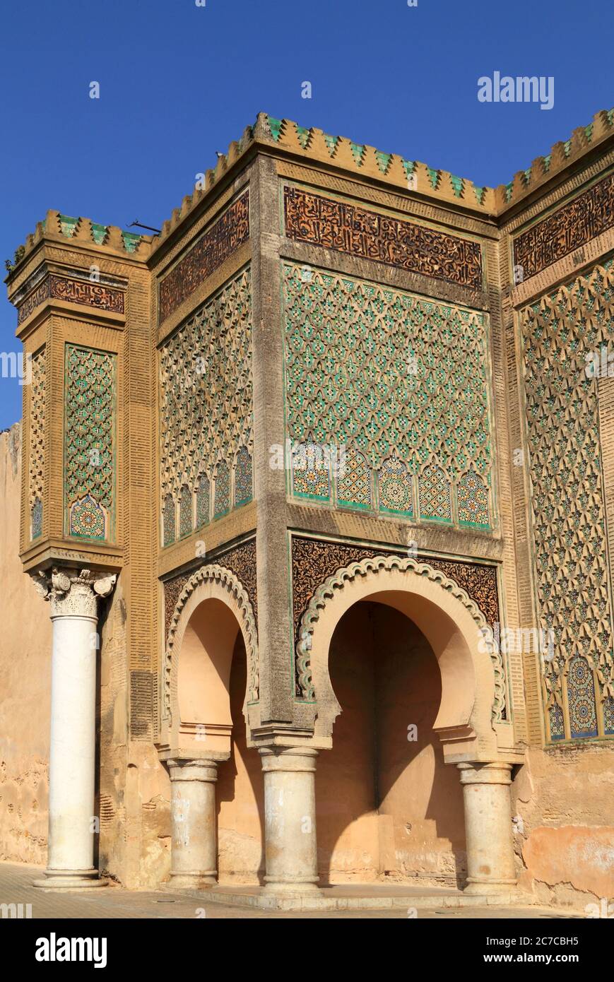 Marocco, Meknes, Centro storico. Particolare della famosa porta medievale di Bab Mansour. Foto Stock