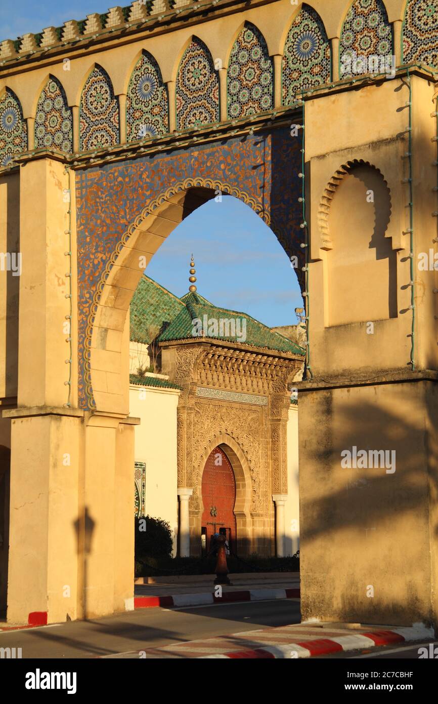 Marocco, Meknes, Centro storico. Arco arabo alla porta delle mura medievali della città - Bab Moulay Ismail. Foto Stock