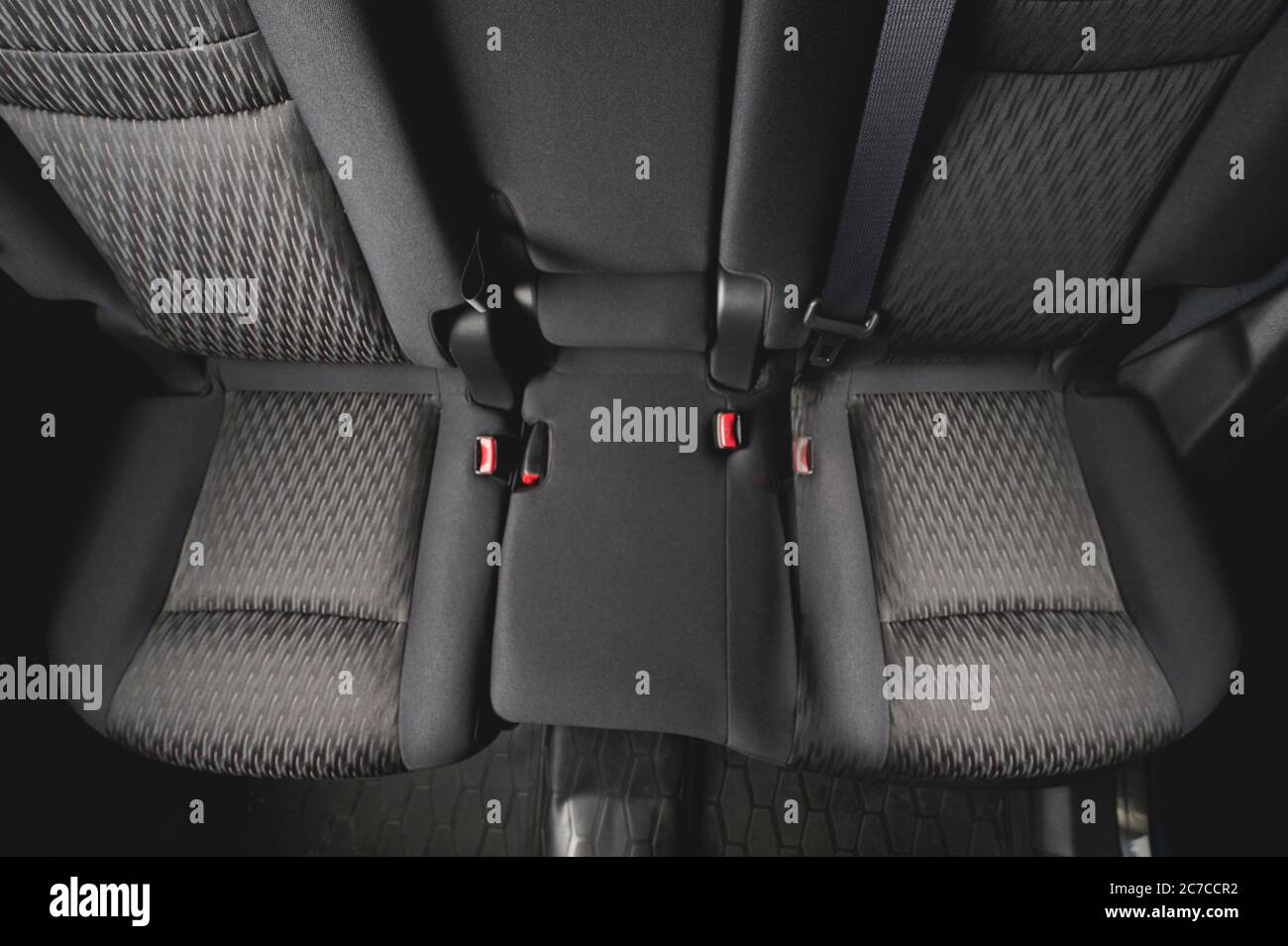 Pulire il sedile del passeggero dell'auto in tessuto nero dall'alto Foto Stock