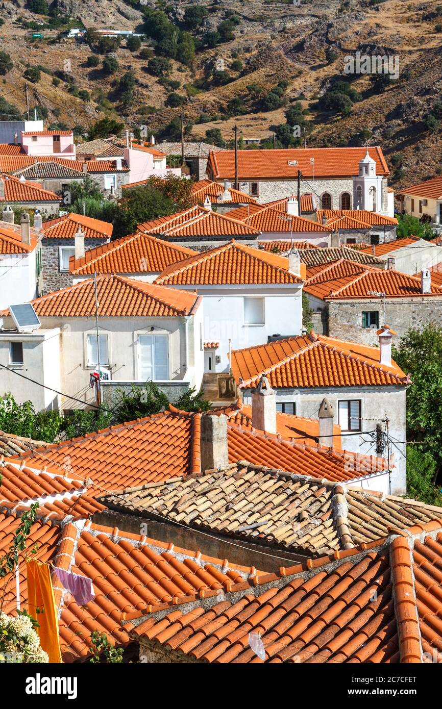 Vista parziale del villaggio tradizionale di Agra, nell'isola di Lesbo, in Grecia. Foto Stock