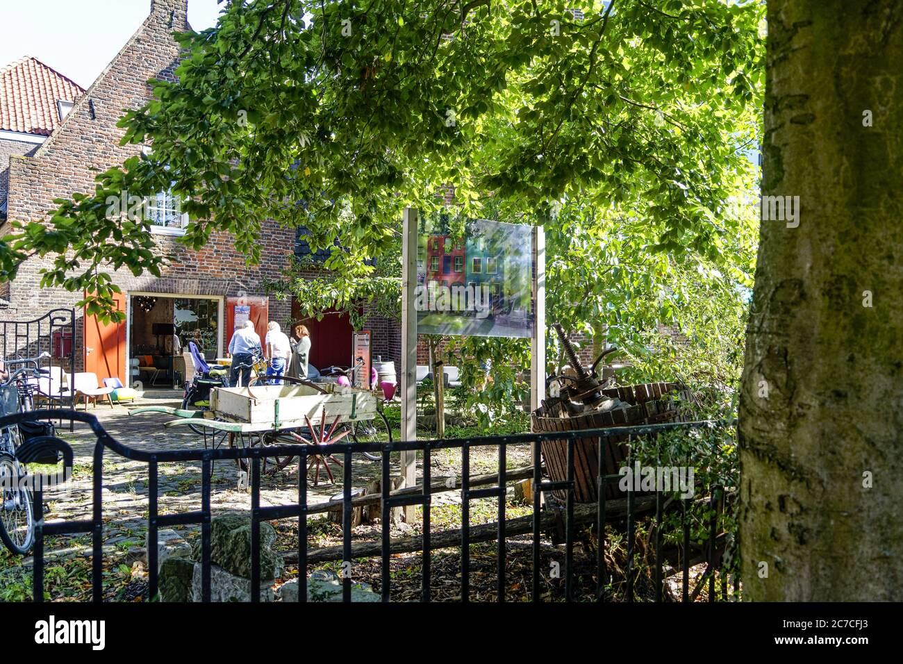 Colpo orizzontale di un garage nel cortile di a. casa con arte in mostra Foto Stock