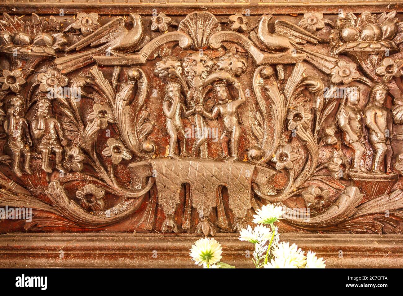 Decorazione in legno di Adamo e anche nel giardino di Eden, come si vede nell'iconostasi del tempio greco ortodosso di Agios Dimitrios nel villaggio di Agra, Grecia Foto Stock