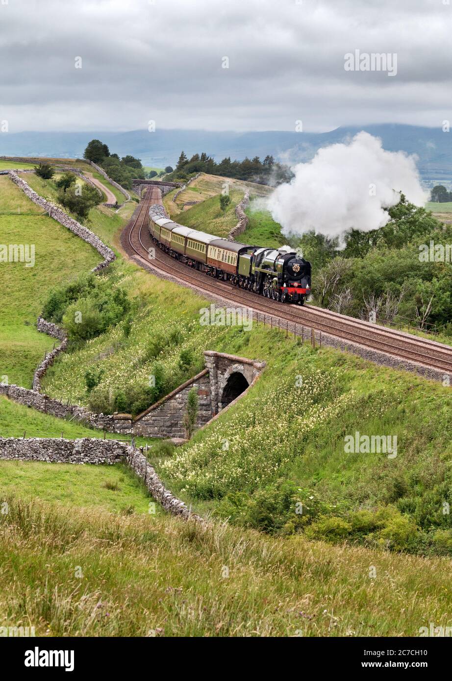 La locomotiva a vapore 'Britannia' trasporta il treno 'Fellsman' a sud sulla ferrovia Settle-Carlisle, Birkett Common, Kirkby Stephen, Cumbria, 15 luglio 2020. Foto Stock