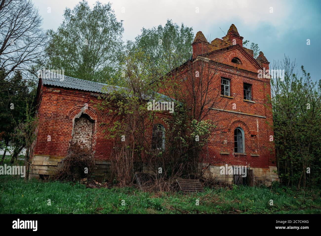Antico palazzo abbandonato in mattoni rossi. Ex maniero Bikovo, regione di Lipetsk Foto Stock