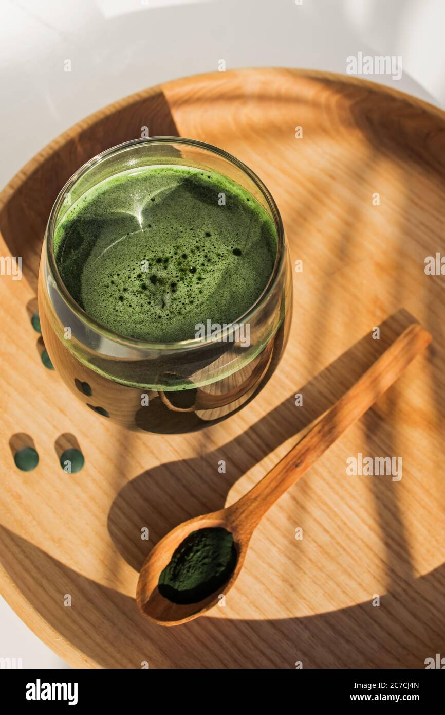 Spirulina o clorella. Supplemento alimentare verde. Foto Stock