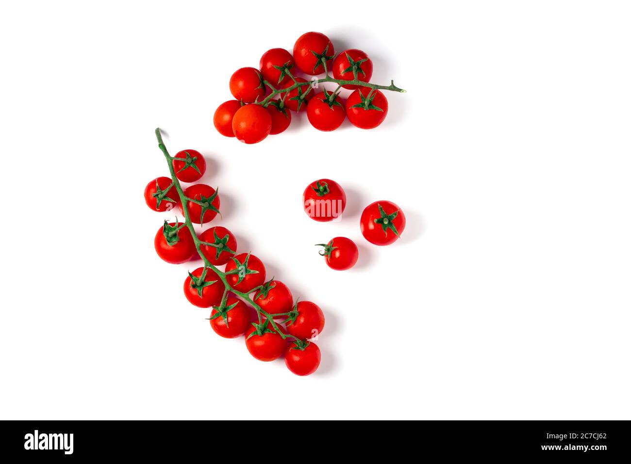 Pomodori ciliegini freschi su ramo isolato su sfondo bianco. Vista dall'alto Foto Stock