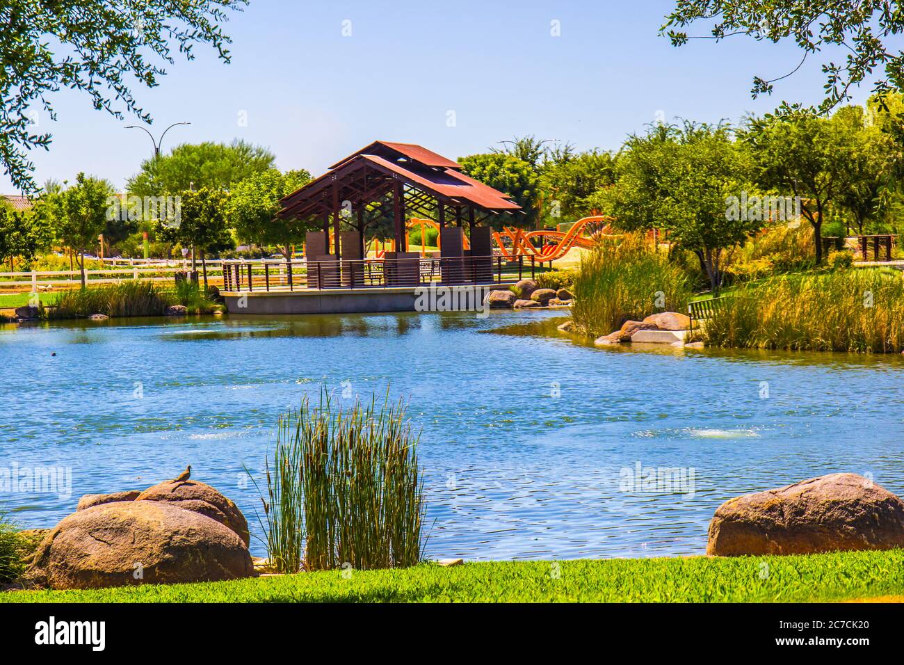 Pavilion on Waters Edge nel parco pubblico locale gratuito Foto Stock