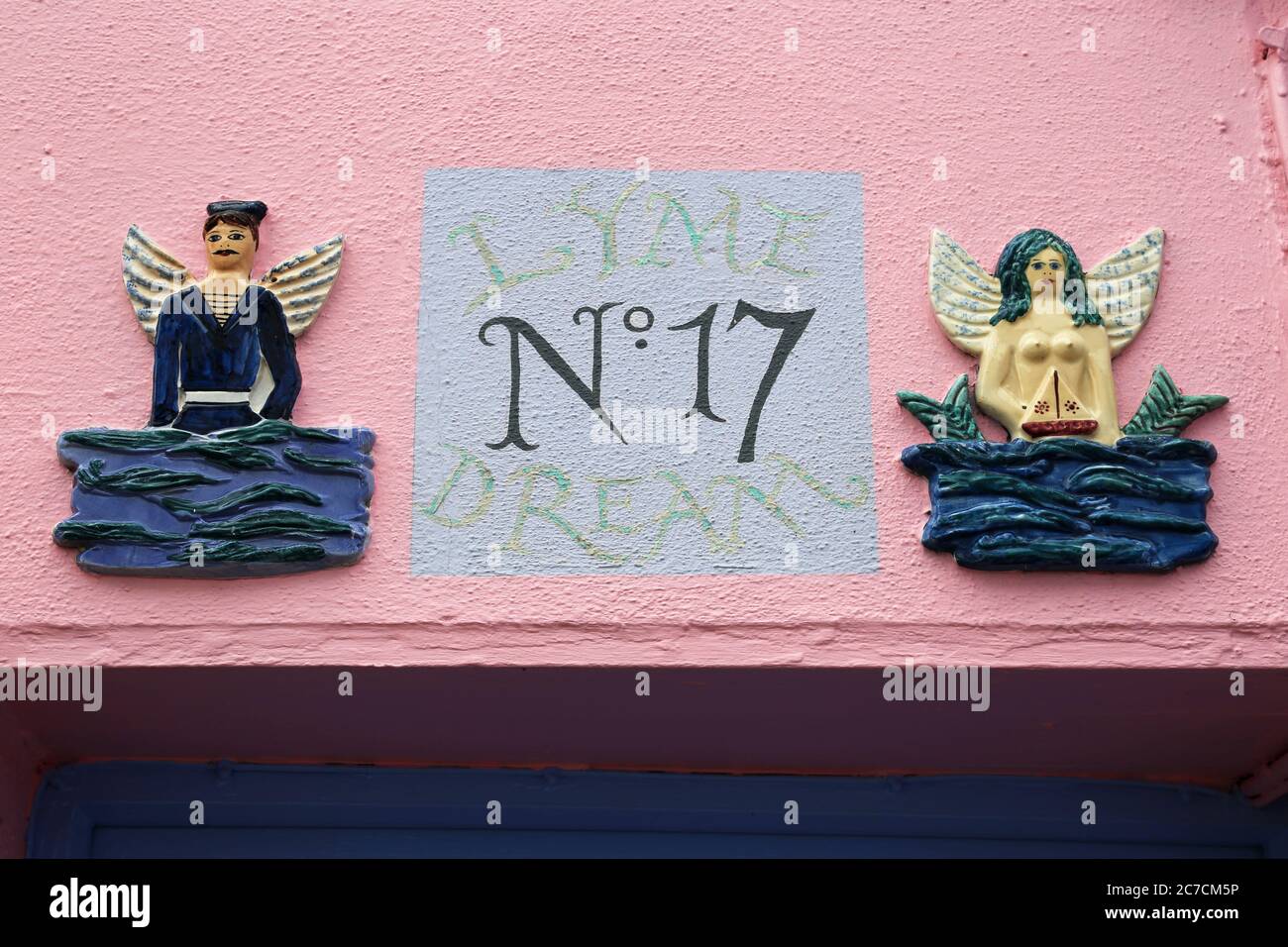 Numero di casa decorativa, Coombe Street, Lyme Regis, Dorset, Inghilterra, Gran Bretagna, Regno Unito, Regno Unito, Europa Foto Stock