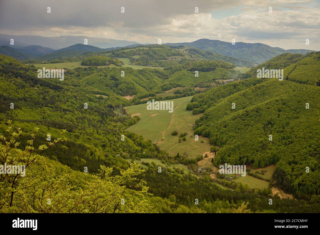 Vista dalla collina nera sulla valle di Stredná nelle montagne di Strážovské, Slovacchia Foto Stock
