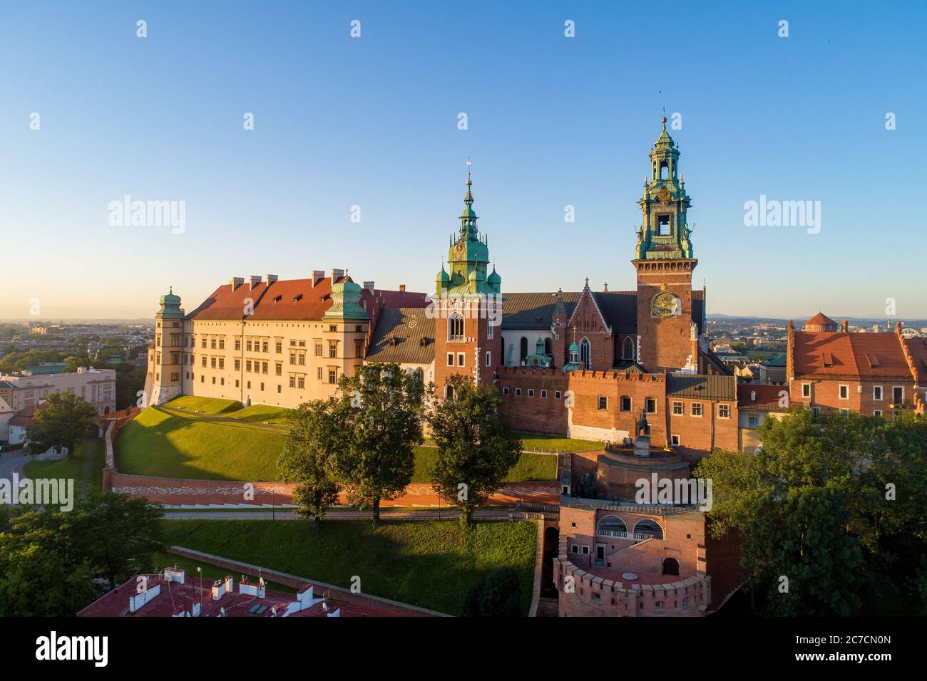 Storica cattedrale reale di Wawel e castello e a Cracovia, Polonia. Vista aerea all'alba al mattino presto in estate Foto Stock