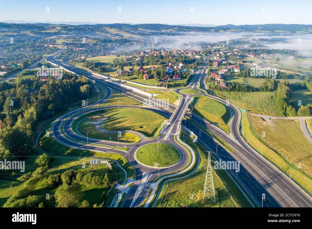 Nuovo svincolo autostradale in Polonia sulla strada nazionale n. 7, E77, chiamata Zakopianka. Oltrepassa l'incrocio con circoli stradali, strade di scorrimento e viadotti vicino a Ra Foto Stock