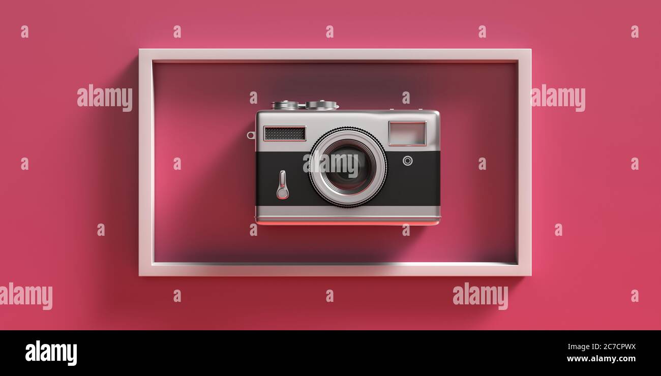 Fotocamera in stile vintage. Fotocamera retrò in stile antico in una cornice bianca, colore rosa fucsia sfondo. illustrazione 3d Foto Stock