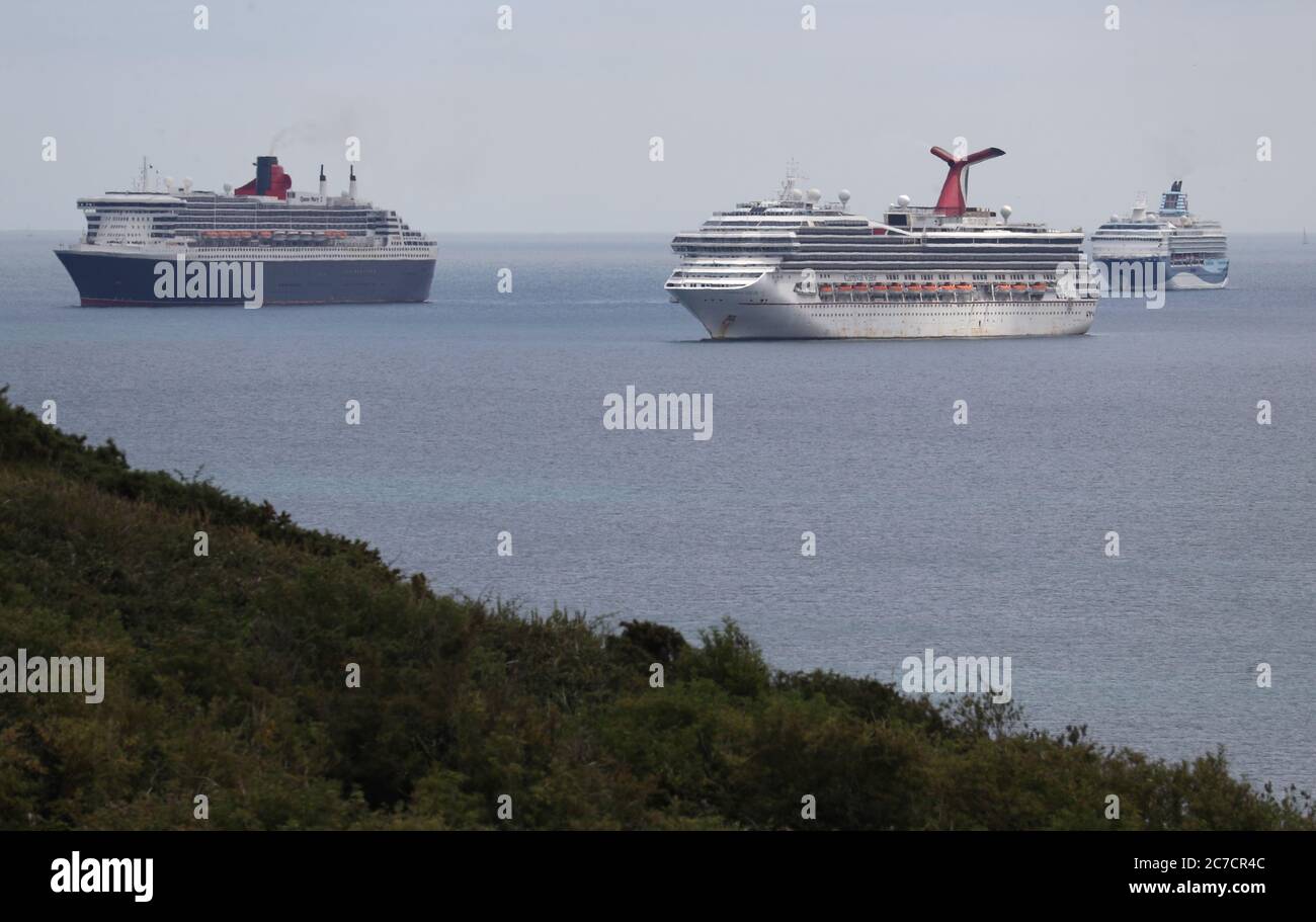 (Da sinistra a destra) la Queen Mary 2, nave da crociera Carnival Valor e Marella Explorer 2 a Portland, Dorset, mentre l'industria delle crociere rimane in blocco a causa della pandemia del coronavirus. Foto Stock