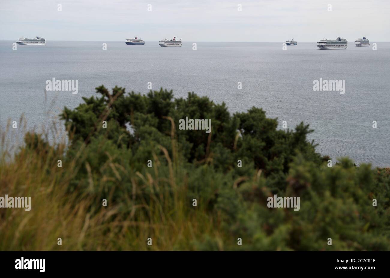 (Da sinistra a destra) la nave da crociera P&o Azura, la Queen Mary 2, le navi da crociera Carnival Valor, Marella Explorer 2 (nascosta dietro Carnival Valor), Marella Explorer, Ventura e Brittania a Portland, Dorset, mentre il settore crocieristico rimane in blocco a causa della pandemia del coronavirus. Foto Stock