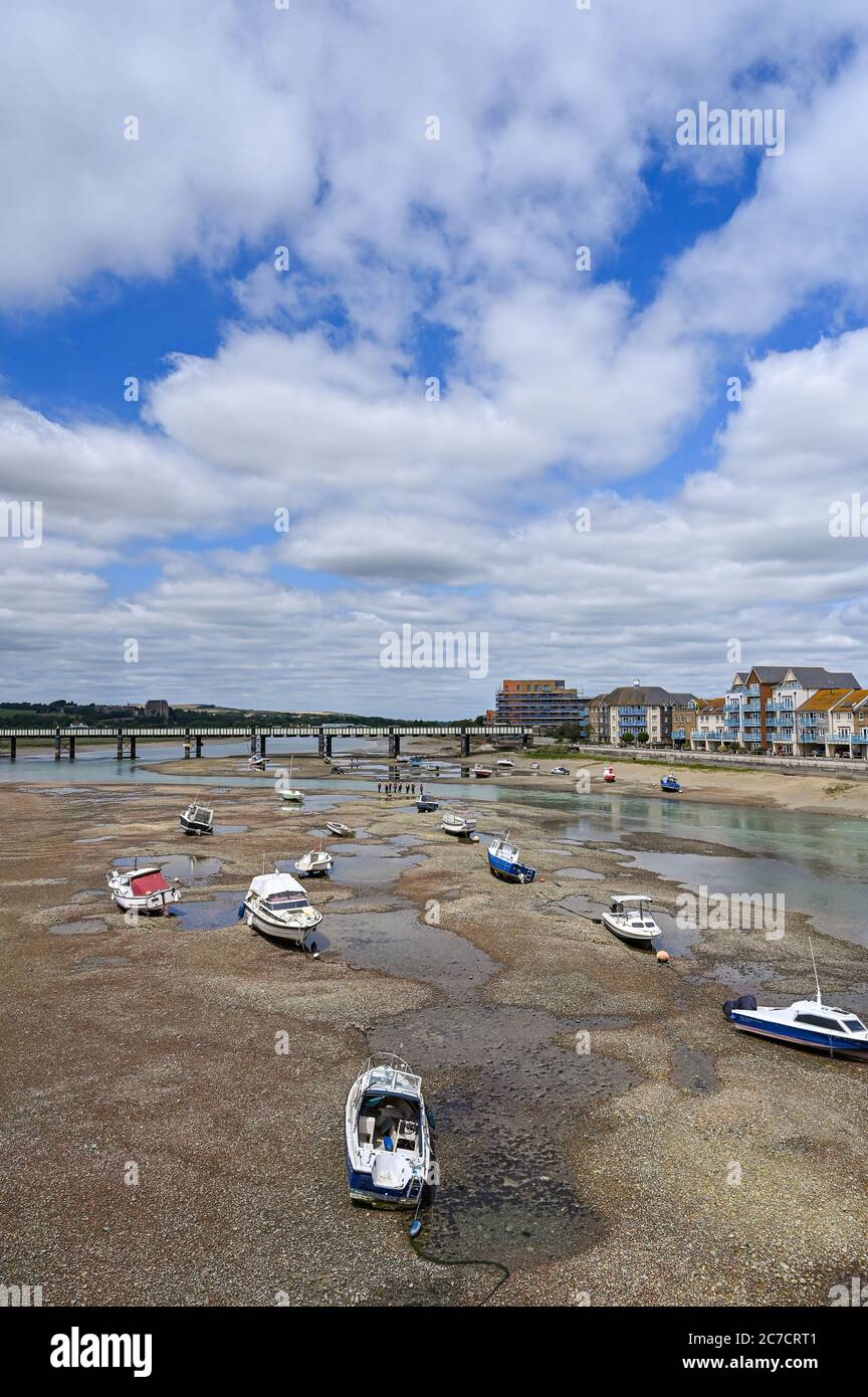 Brighton UK 16 luglio 2020 - UNA vista a nord sul fiume Adur a Shoreham vicino Brighton in una giornata di sole luminoso come tempo di sole più caldo è previsto per più tardi nella settimana e nel fine settimana in tutta la Gran Bretagna : Credit Simon Dack / Alamy Live News Foto Stock