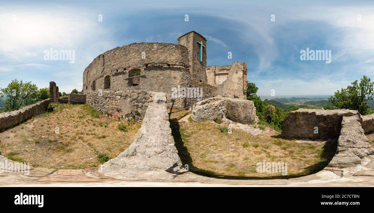 Rovine del Monastero Olivetani, Colli Euganei, Padova, Italia. foto sferica a 360 gradi. Foto Stock