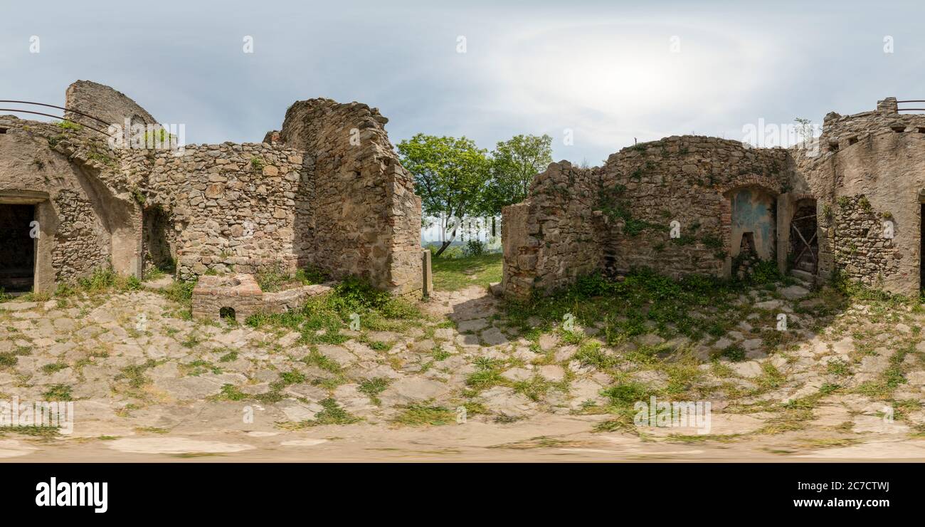Rovine del Monastero Olivetani, Colli Euganei, Padova, Italia. foto sferica a 360 gradi. Foto Stock
