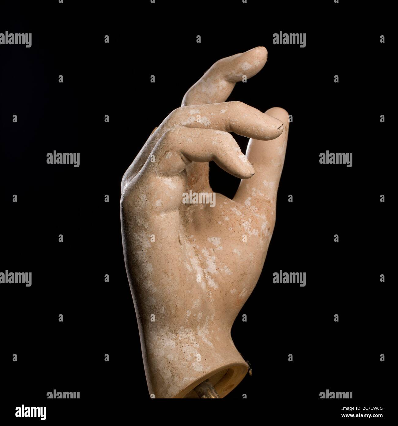 Una mano fittizia per vetrina su sfondo nero Foto Stock