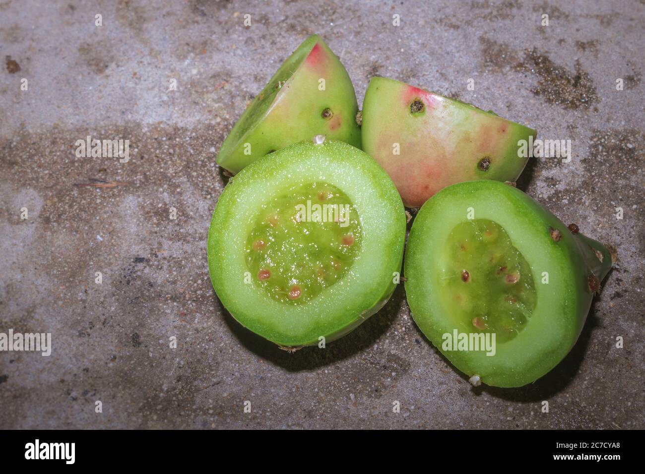 (Opuntia) Prickly pera frutta tagliata e in preparazione per essere mangiato, Uganda, Africa Foto Stock