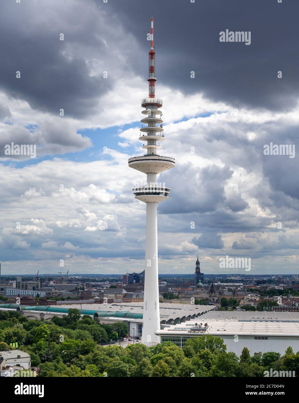 Vista sulla torre Heinrich Hertz nel centro di Amburgo, Germania. Foto Stock